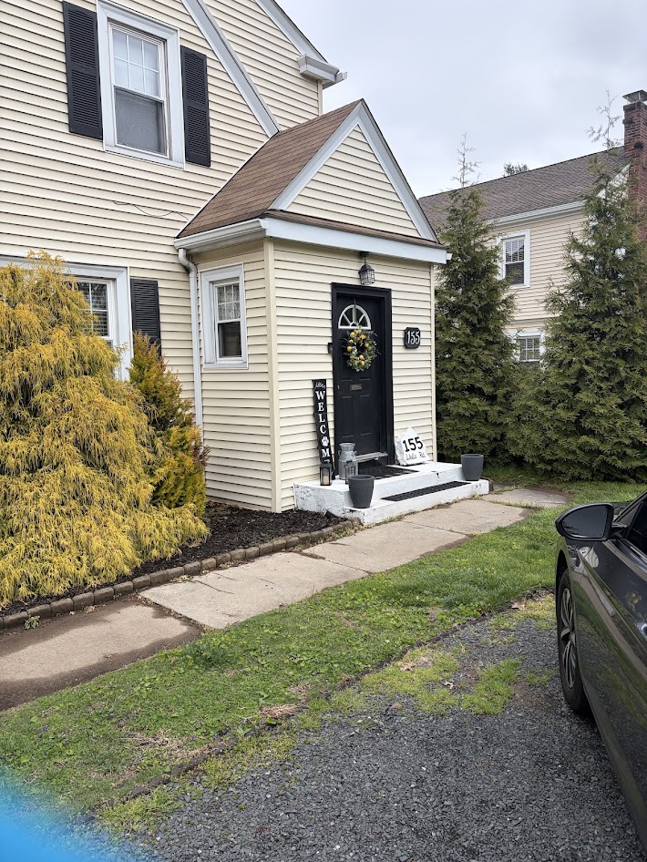 Pressure Washing a cape in Weathersfield,CT